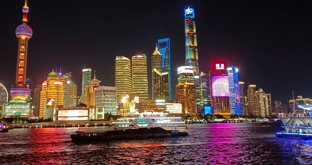上海陆家嘴夜景 东方明珠塔和外滩灯光秀璀璨夜景 上海必打卡景点